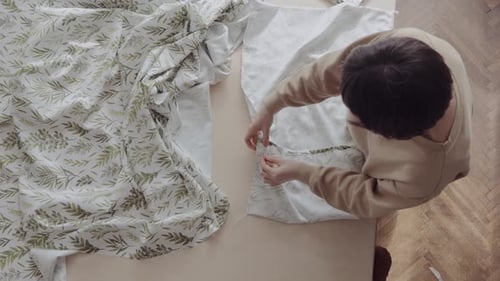 Tailleur créative travaillant avec du tissu dans un atelier