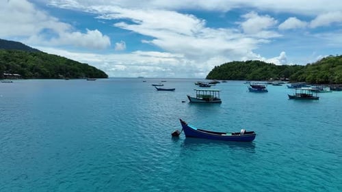 Barcos de madera tradicionales de Indonesia, pintoresco tramo de costa