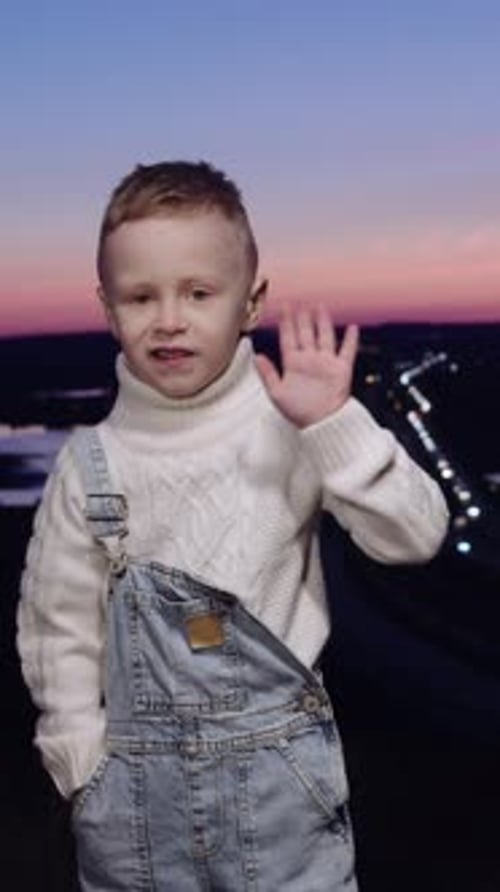 Jeune garçon appréciant le coucher de soleil serein avec un vin délicat