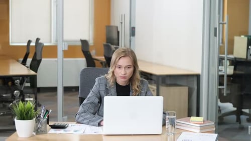 Professionelle Arbeit an ihrem Laptop in einem modernen Büro
