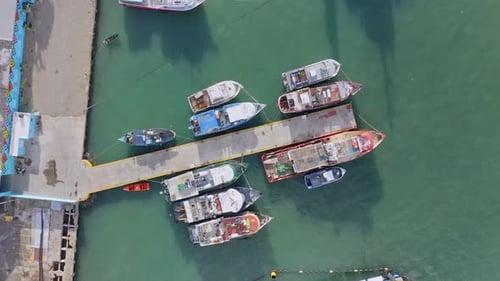 Buques Comercial amarrados en el puerto de Puerto Plata en República Dominicana. Vista aérea de arriba hacia abajo