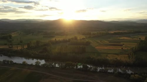 Arbres de rivière et nature au coucher du soleil avec vue aérienne