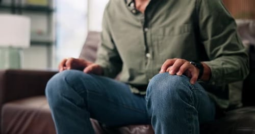 Angst, Hände und Mann auf dem Sofa mit Stress, Überdenken oder Fehler bei einer falschen Entscheidung in der Lounge