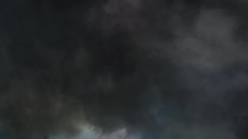 dunkler Himmel und Cumulonimbus mit Blitzeinschlägen im 4K-Hintergrund.