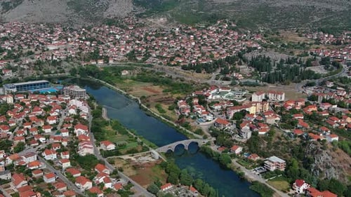 Ciudad de Trebinje y antiguo puente de piedra