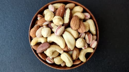 Eine Mischung aus Cashewnüssen, Pistazien, Mandeln, Paranüssen und Haselnüssen. Nüsse als Lebensmittelhintergrund