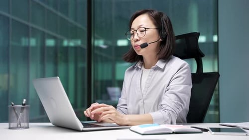 Entreprise asiatique opérant dans un casque sans fil travaillant dans le service d'assistance à la clientèle sur la ligne d'assistance