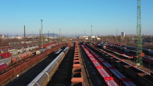 Vista aérea de trens de carga coloridos na estação ferroviária