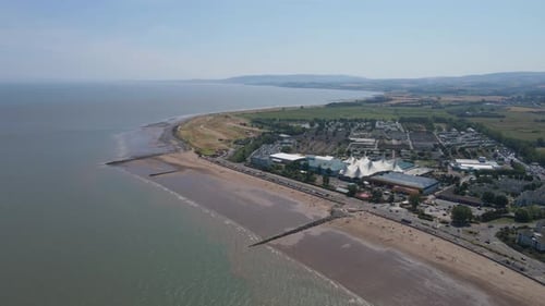 Des images aériennes montrent le Butlin's Minehead Resort, le long de la pittoresque côte du Somerset. Des vues époustouflantes