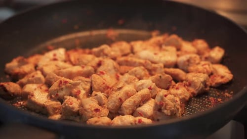 Gewürzte Hähnchenstücke, die im Topf gebraten werden