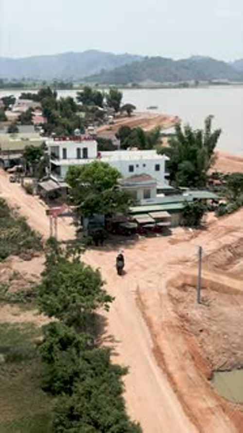 Vue panoramique aérienne depuis un Drone d'où vous pouvez voir l'hôtel et le complexe touristique sur les rives