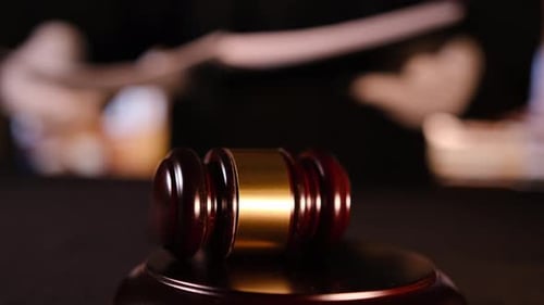 Nahaufnahme von Gavel vor der Entscheidung im Gerichtssaal