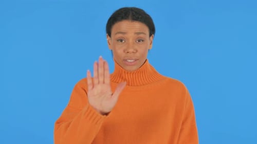 Porträt einer stoppenden, lässigen Afrikanerin auf blauem Hintergrund