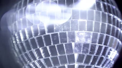Boule disco en argent qui tourne.