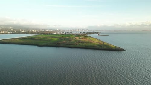 Península do Parque Cesar Chavez se estendendo até a Baía de São Francisco, foto estática de drone