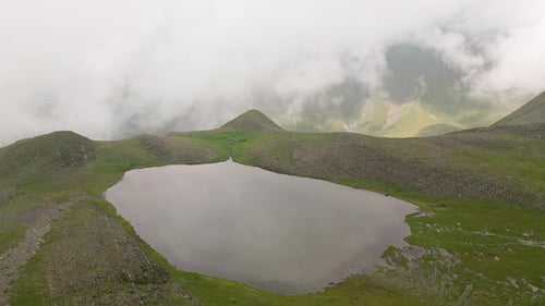 Wanderer am Sakori-See in Georgia (Blick nach unten und nach oben)