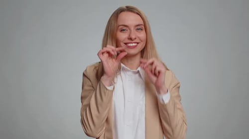 Mulher mostrando um pequeno gesto com um sorriso cético mostrando um sinal mínimo medindo tamanho pequeno
