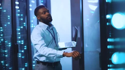 Ein IT-Experte arbeitet in einem Rechenzentrum, verwaltet Server und führt Problembehebung durch