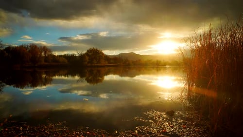 Zeitraffer eines dramatisch Sonnenuntergangs und Wolken