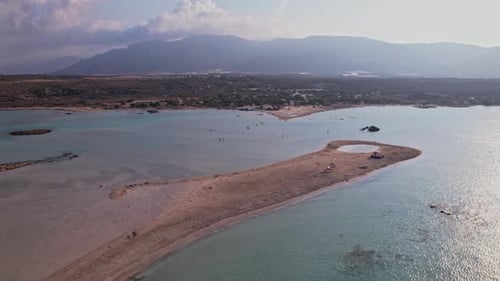 Malerische Luftaufnahme eines abgelegenen Strandes und einer Küstenlandschaft bei Sonnenuntergang