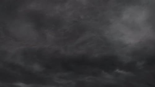 Dunkle Wolken und Gewitter kommen, wenn sich das Wetter ändert