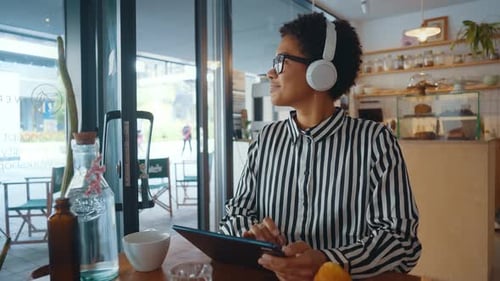 Young business woman relaxing in a cafe.