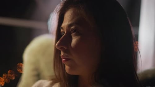 La mujer se siente triste al pensar en los problemas de la vida