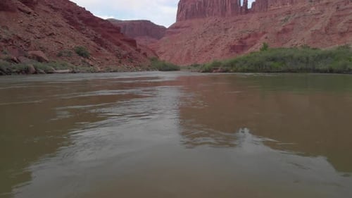 Inclinaison du niveau de l'eau entre le fleuve Colorado et les imposantes flèches rouges des canyons