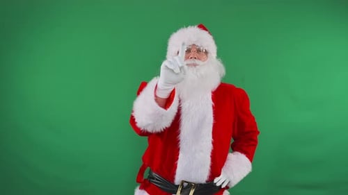 Le Père Noël interagit avec l'interface sur un écran vert pour ajouter de l'interactivité