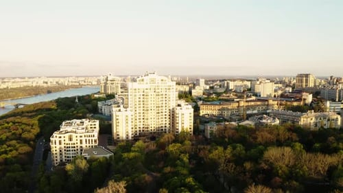 Finanzviertel und Geschäftszentrum. Fenster und Luftbild des Bürogebäudes