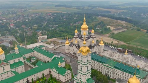 Luftbild der orthodoxen Kirche des Pochaev-Klosters Pochaev Lawra am Tag der Ukraine