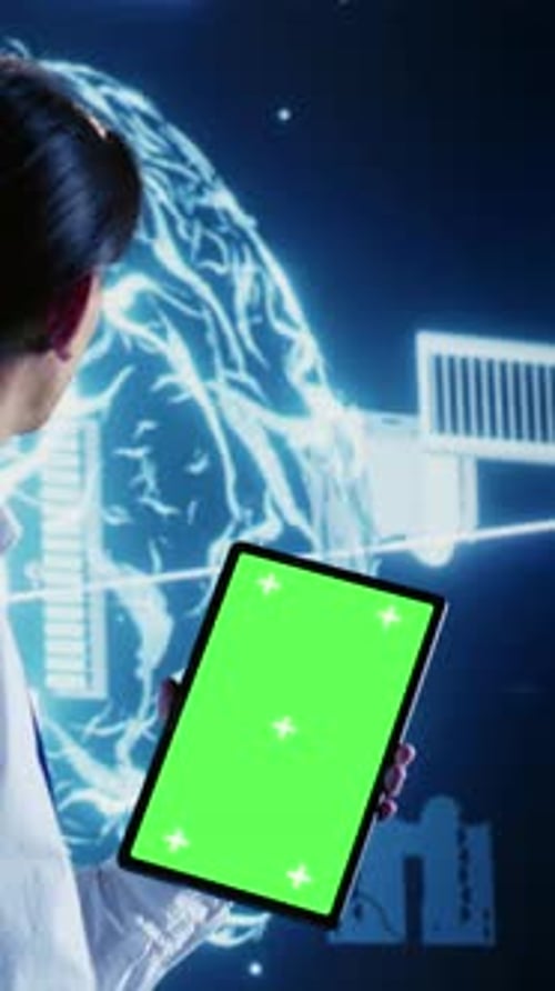 Vertikaler Videoingenieur verwendet Chroma Key Tablet für KI