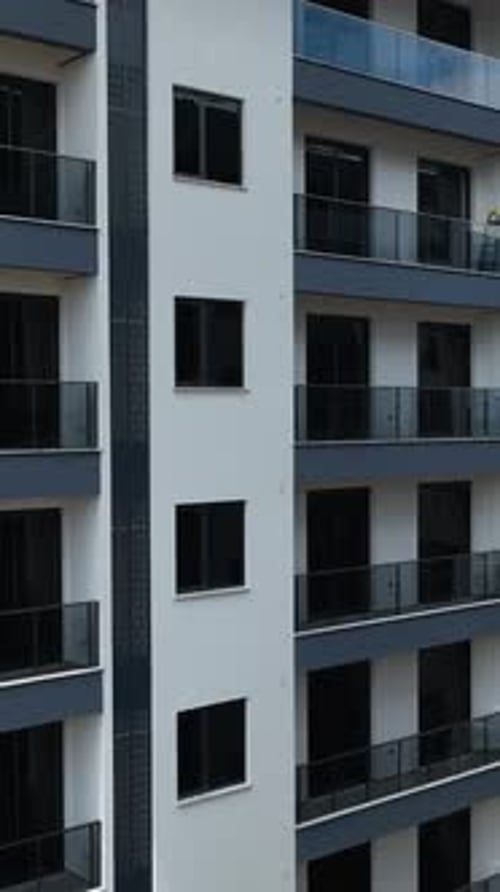 Vídeo vertical: perspectiva aérea de un edificio de varios pisos en construcción