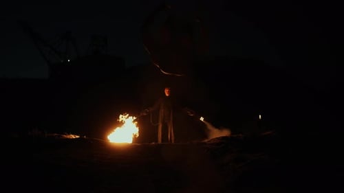 Akrobatische Show mit Feuer Zwei Akrobaten, Männer, die springen und Flips On machen, und Feuervorführung