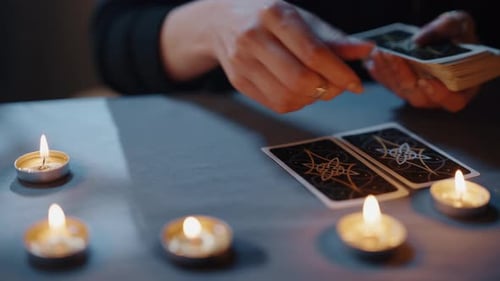 Der Wahrsager Tarot-Leser legt die Karten der Reihe nach aus