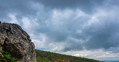 Bergsee im Zeitraffer im Sommer oder Herbst Wilde Natur und ländliches Feld, Wolken, Bewegung