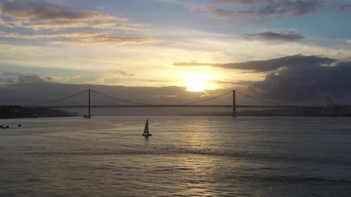 Ponte 25 De Abril Hängebrücke und Segelyacht 25TH April Bridge, Portugal, Luftaufnahme
