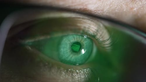 Spiegelung eines grünen Monitors in der Brille Frau arbeitet bei Computerprogrammierung hackt System aus nächster Nähe