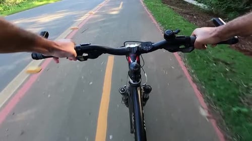 Cycliste empruntant la piste cyclable avec voie balisée, vue FPV