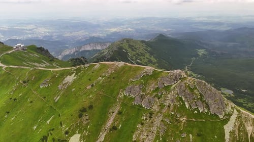 Vue par drone du sommet de Kasprowy Wierch dans les Tatras, en Pologne