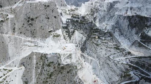 Entdecken Sie die Schönheit einer italienischen Marmormine und stellen Sie den Extraktionsprozess und die handwerkliche Arbeit vor