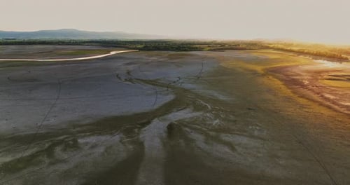 Un lac asséché pendant une sécheresse