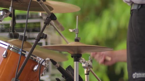 Rock-Perkussionist spielt Drum Battery