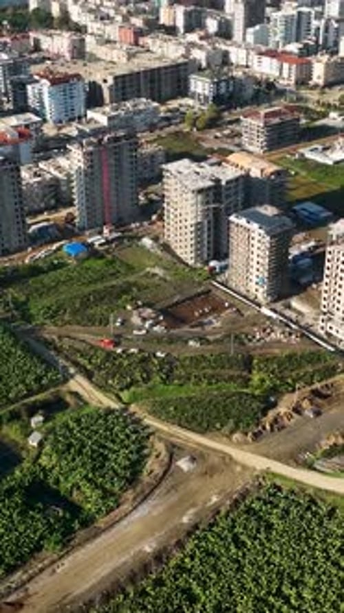 Vídeo vertical del edificio Dreams: vista aérea de la construcción de una casa en un popular centro turístico