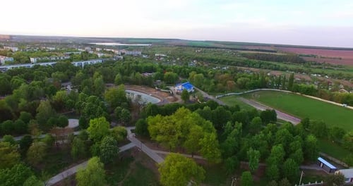 Grüne Stadt mit überwiegend privaten Ferienhäusern. Drohnenaufnahmen über den Parks, dem Stadion