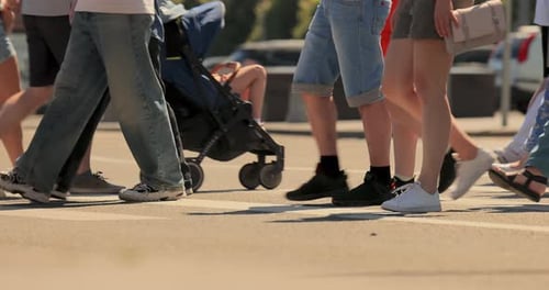 Os pés das pessoas na faixa de pedestres.