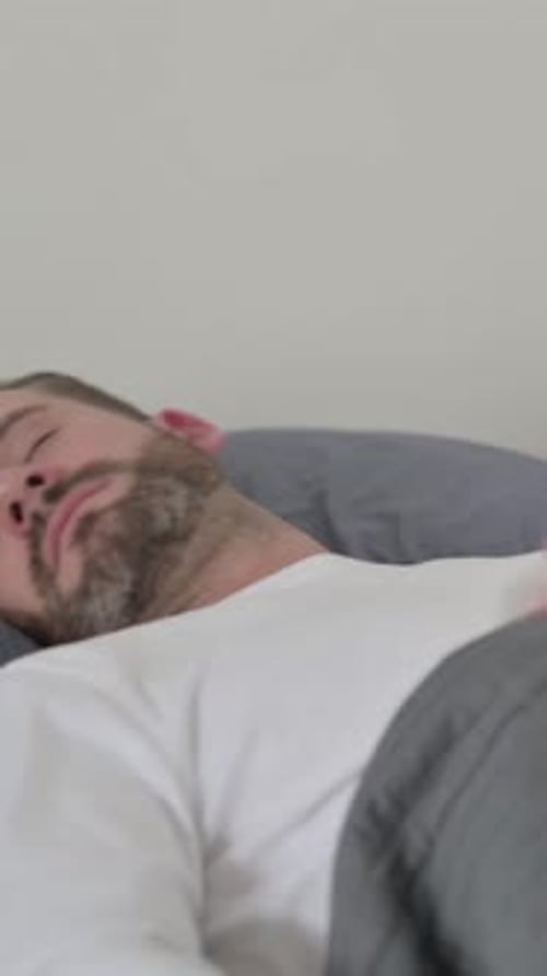 Homme se réveillant d'un cauchemar au lit, Vidéo verticale