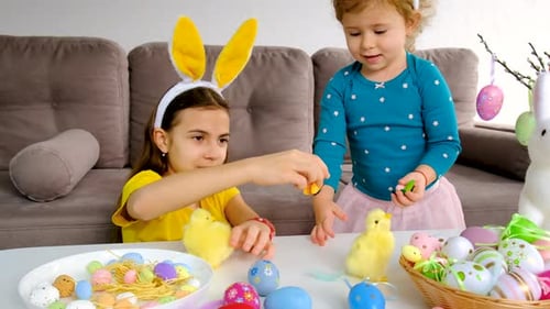 Oster-Tischeier und Dekoration und Kinder
