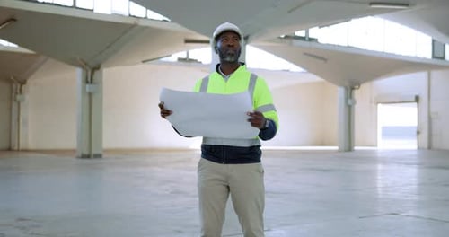 Hombre negro, arquitecto y documentos con planos de construcción, edificación