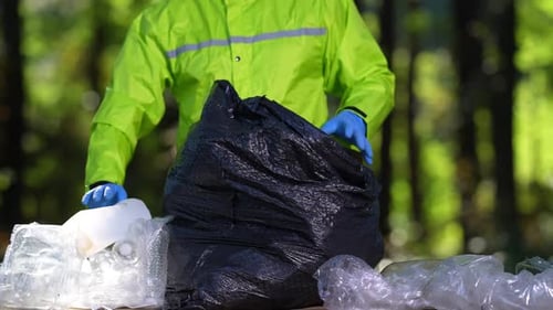 Residuos plásticos recolectados por voluntarios, ambientales, clasifican a mano la basura y reciclan el plástico para limpiarlos